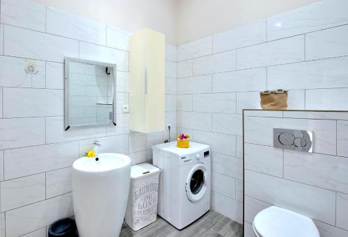 Cul de SacVilla Manowells的白色的浴室设有洗衣机和洗衣机。