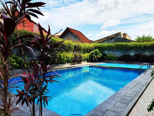 巴东奥罗巴东酒店的房屋前的游泳池