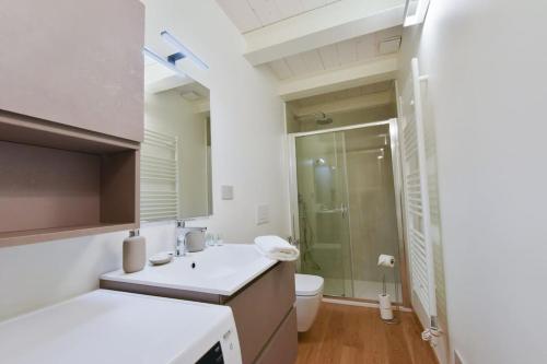 菲纳莱利古雷Loft 21 - Lussuoso ed Elegante a due passi dal Mare的浴室配有白色水槽和卫生间。