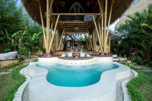 SelatMagic Hills Bali - Magical Eco-Luxury Lodge的度假酒店的游泳池