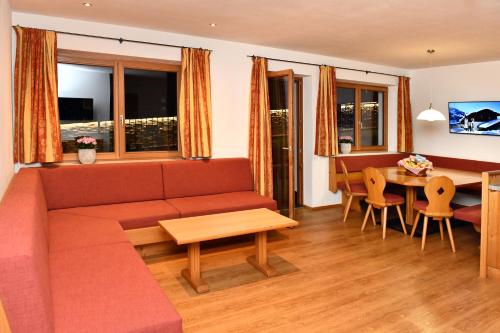 布利克森塔勒Appartements neben der Gondelbahn - Haus Nord的客厅配有沙发和桌子