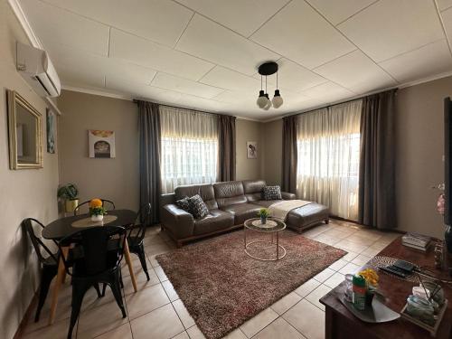 卢萨卡Serene 3 bedroom house in Olympia, Lusaka的客厅配有沙发和桌子
