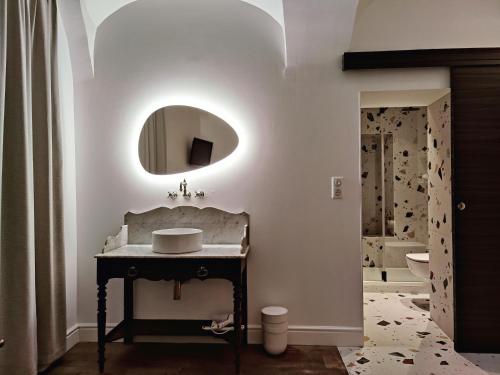 巴斯蒂亚Sud Hôtel Restaurant的一间带水槽和镜子的浴室