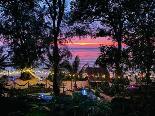 高龙撒冷岛罗宾逊简易别墅的享有海滩的夜间美景和日落美景