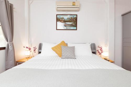 哈德姚Garden Home 4的卧室配有白色的床单和枕头