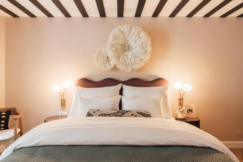 萨尔茨堡Clemonte Hotel - Your Reception-less Boutique Hideaway的卧室配有带白色枕头的大床