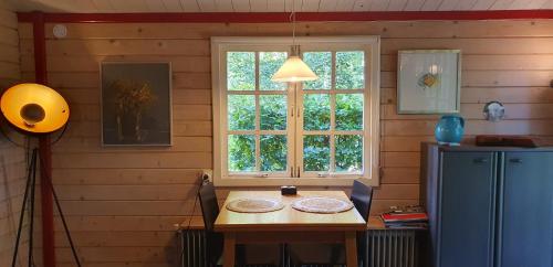 Noord-SleenZizania的一间带桌子和窗户的用餐室