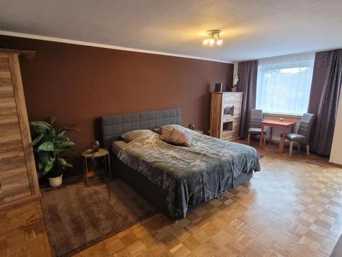 比勒费尔德Marcel's Appartement的一间卧室配有一张床和一张桌子