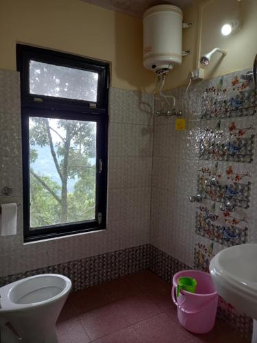 AritarCardamom Blues的一间带水槽和卫生间的浴室以及窗户。