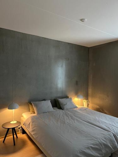 于韦斯屈莱Tikka Apartments的卧室配有一张白色大床和两盏灯。
