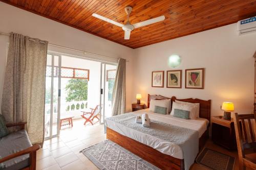 贝圣安那昂斯拉布拉格别墅酒店的一间卧室设有一张木天花板床。