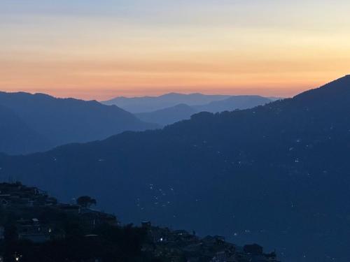 甘托克LASA HOMES的日落时分欣赏山脉美景