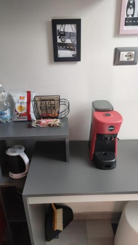 都灵Metro Station Mini Van CAPSULA House的一张桌子和红色咖啡壶