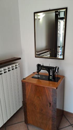 布拉恰诺La casa nel borgo的木桌边的缝 ⁇ 机和镜子
