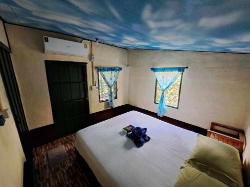 象岛Neeno Hut的一间卧室设有一张床和一个窗口
