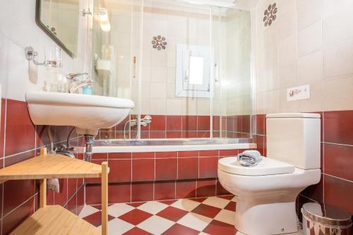 斯基罗斯岛Amphitrite Apartments Skyros的浴室配有卫生间、盥洗盆和浴缸。