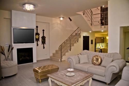古瓦伊Sea View Beachfront Villa Maria的客厅配有两张沙发和一台电视机
