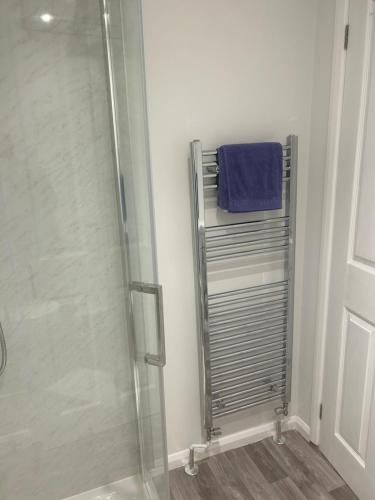 道纳姆马基特29a的带淋浴的浴室(带玻璃淋浴间)