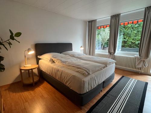 威廉港Aussergewöhnliches Haus mit Sauna, Kamin und Garten的一间卧室设有一张大床和一个窗户。
