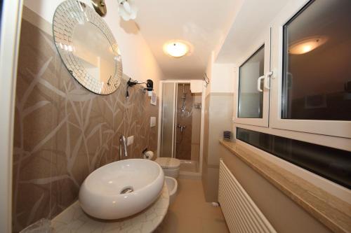 罗马迪埃斯梅度假屋的浴室设有白色水槽和镜子