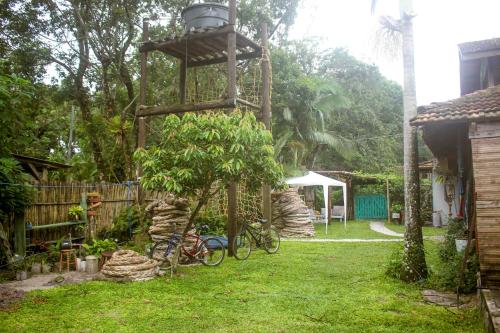蜜岛Quartos Casa da Ilha do Mel - Nova Brasília的花园,花园内有两辆自行车, ⁇ 上灯