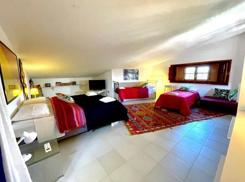 奇尼斯Villa dell’Orsa的一间卧室配有两张床,卧室内配有沙发