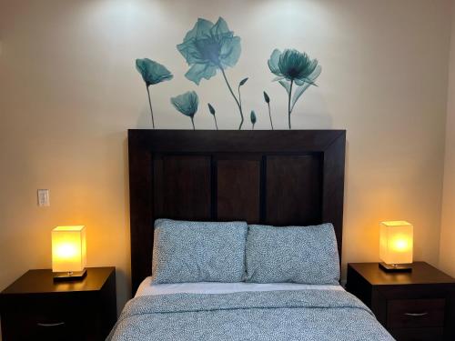 佩尼亚斯科港Ancla Suites Urban Hotel - 6的一间卧室配有一张带两盏灯的床。