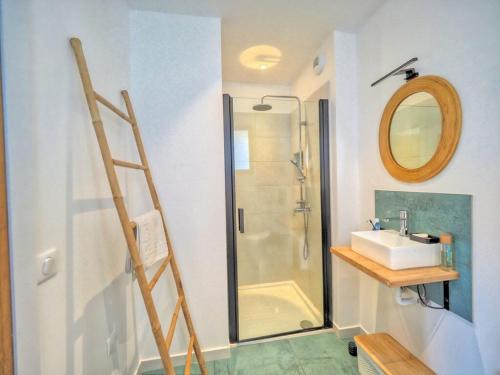 昂代VILLA MADHUKA - Chambres d'hôtes的带淋浴、盥洗盆和镜子的浴室