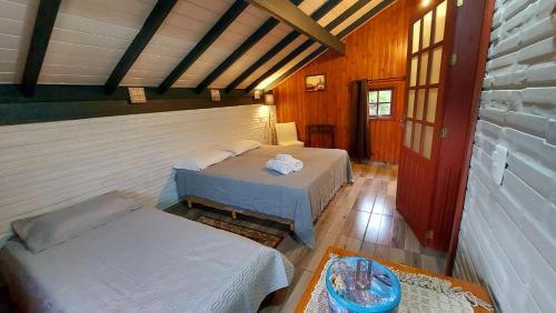新彼得罗波利斯Recanto Pôr do Sol的一间卧室,配有两张床