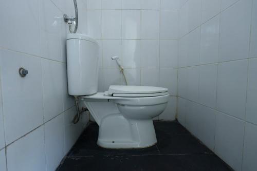 名古屋OYO 93130 Baloi Homestay的浴室位于隔间内,设有白色卫生间。