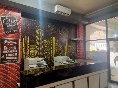 查亚普拉OYO 93090 Multi Plus Inn的墙上挂着城市壁画的餐厅