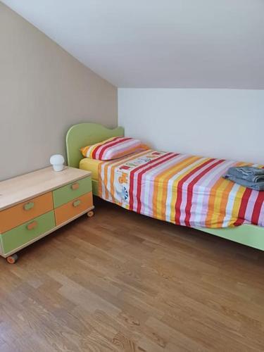 维泰博Campo del Gatto的一间小卧室,配有一张床和一个梳妆台