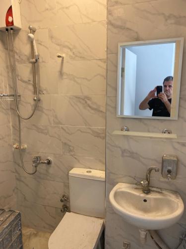 伊斯坦布尔yenikap hotel的一个人拍着带镜子的浴室的照片