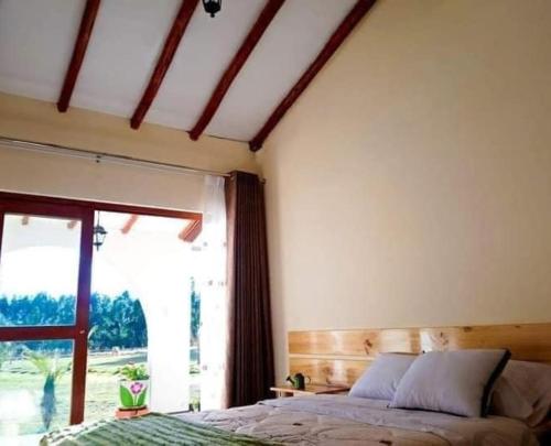 豪哈Fundo Alma Andina的一间卧室设有一张床和一个大窗户