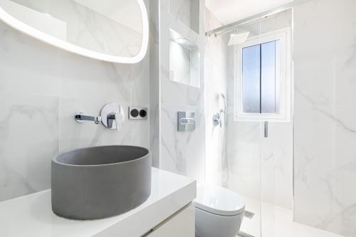贝尼多姆Gemelos 22-3-21D Apartment Deluxe Levante Beach的白色的浴室设有水槽和卫生间。
