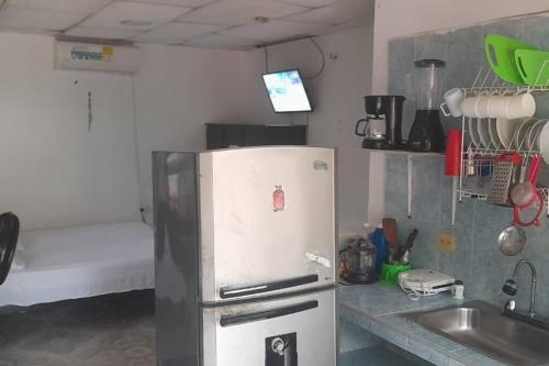 比塔山Home Puerto carreño vichada的厨房配有不锈钢冰箱和水槽