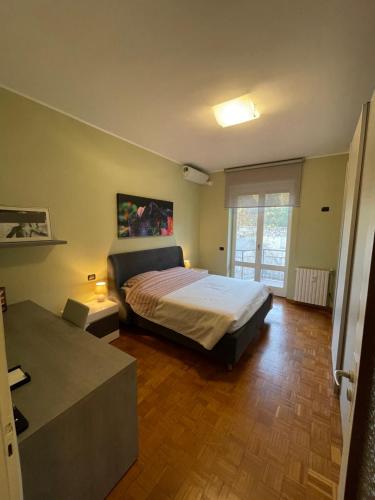 阿罗纳Civico 24 Appartamento in centro ad Arona的一间卧室设有一张床和一个大窗户
