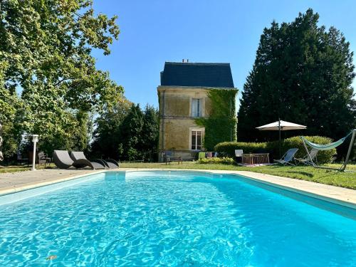 Château de Belleaucourt的房屋前的游泳池