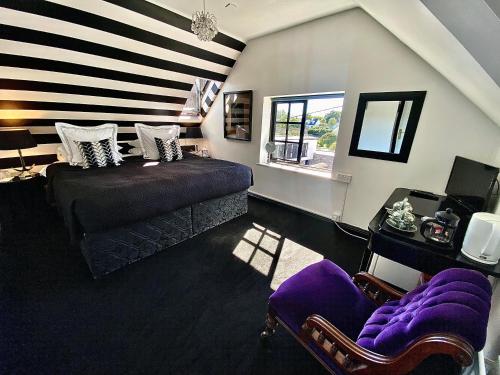 金塞尔金塞尔K酒店的一间卧室设有紫色的床和窗户