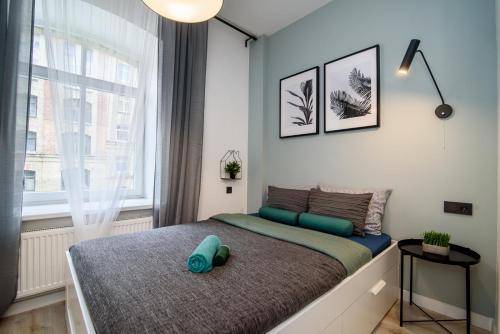 维尔纽斯Apartment in Vilnius Center的一间卧室配有一张带蓝色枕头的床
