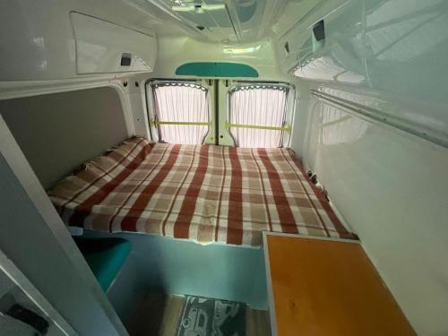 波多黎多德萨贡托Дом на колесах (Караван)的小房间,在拖车后面设有一张床