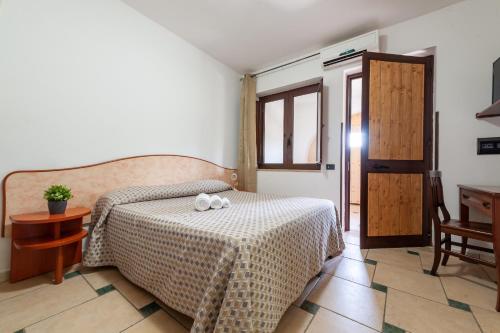 卡斯泰诺福奇伦托Residence Martino - Casa Vacanze的一间卧室配有一张床,上面有两条毛巾