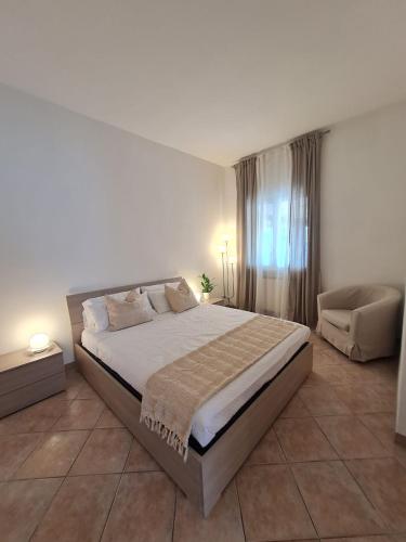 菲乌米奇诺Il Nido Casa indipendente a Fiumicino Self check in的一间卧室配有一张大床和一张沙发