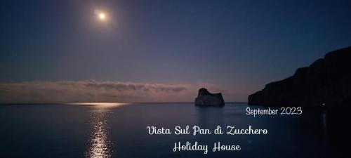 内比达Vista Sul Pan di Zucchero - Nebida - Holiday House的夜晚与月亮的海洋景