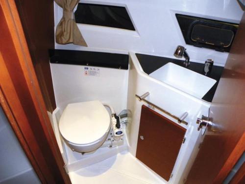 曼德琉-拉纳普勒Séjour sur bateau de plaisance的一间带卫生间和水槽的小浴室