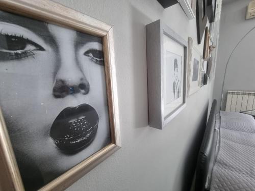 塔兰托Claude Street apartment的墙上有嘴的女人的照片