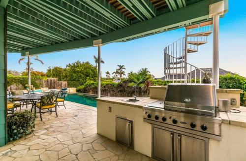 圣地亚哥Breathtaking La Playa Getaway With Golf Cart Use!的户外厨房设有带桌子和游泳池的庭院