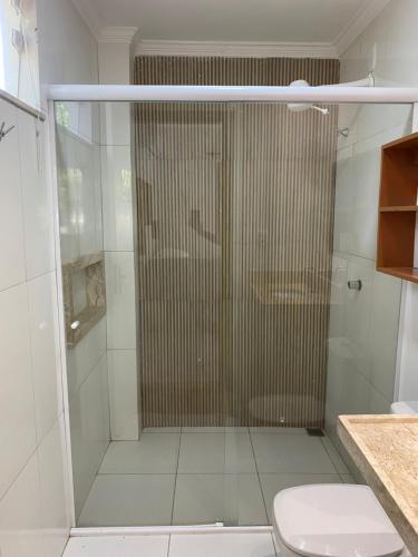 巴雷里尼亚斯Pousada Casa Dunas的浴室设有玻璃淋浴间和卫生间