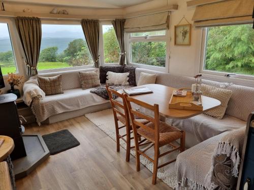 兰鲁斯特Red Tub Cabin Snowdonia的客厅配有桌子和沙发