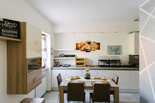 科莫B&B Spina Verde的厨房以及带桌椅的用餐室。